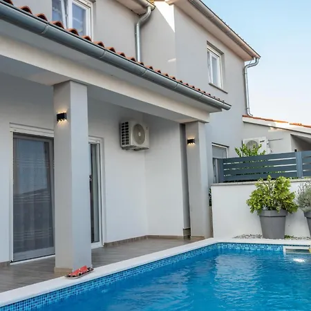 House Adeo With Private Pool, Villa Pula