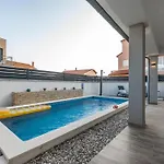 House Adeo With Private Pool, Вілла